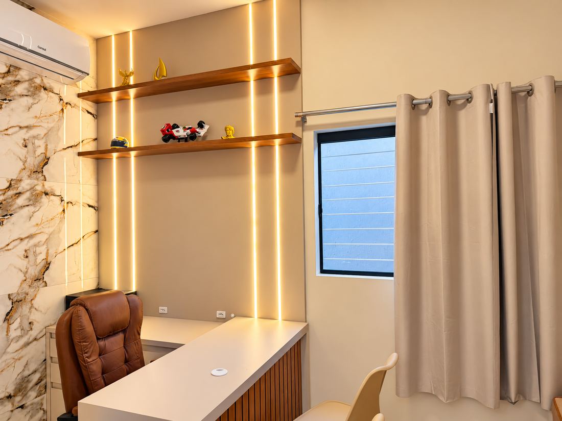 Consultório da Clínica PsicoVivendo com mesa e iluminação acolhedora